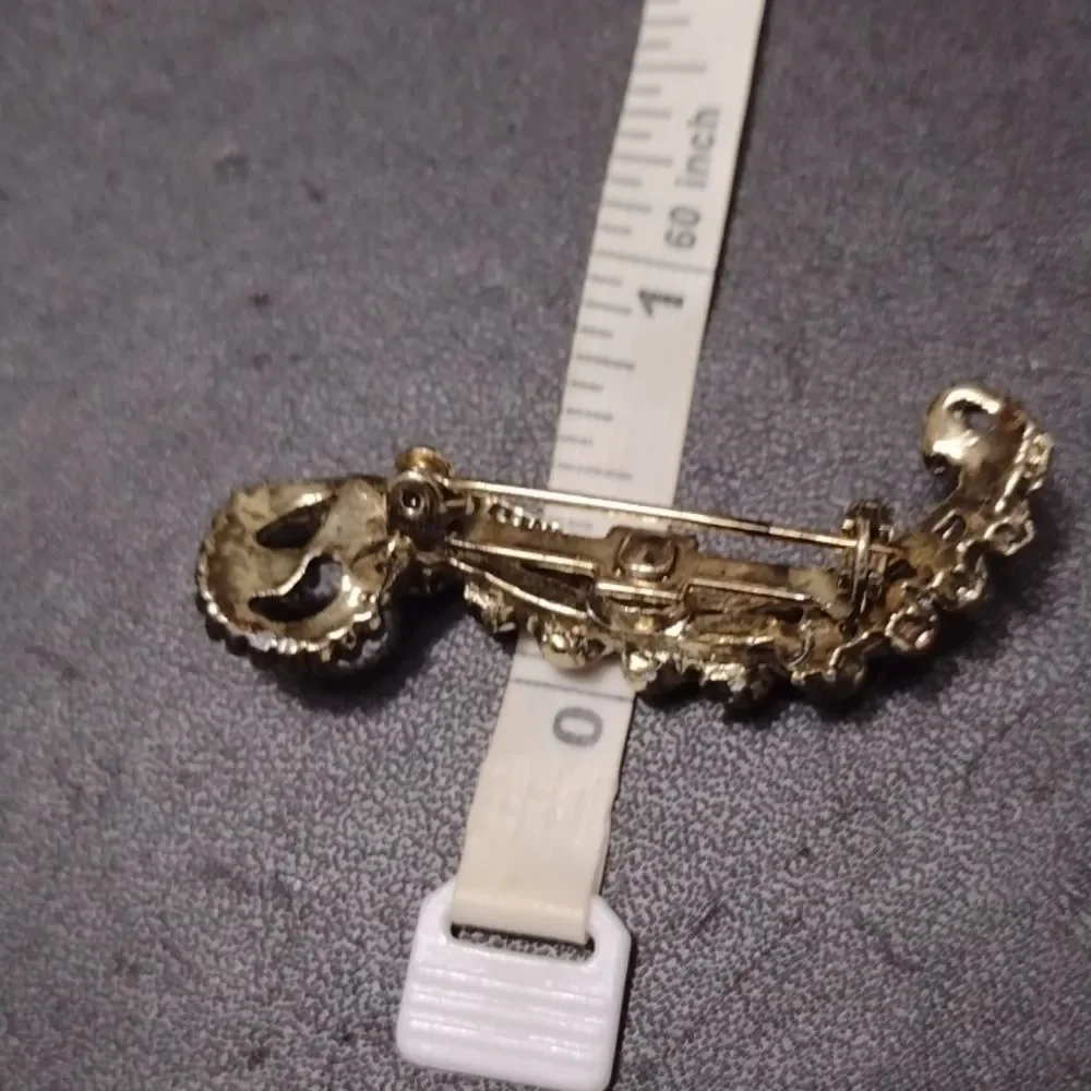 Gerry's vintage gold tone scroll brooch